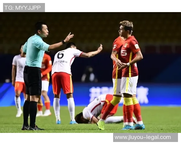 世界杯焦点战里昂与AC米兰激战成平引发争议判罚引爆全场气氛